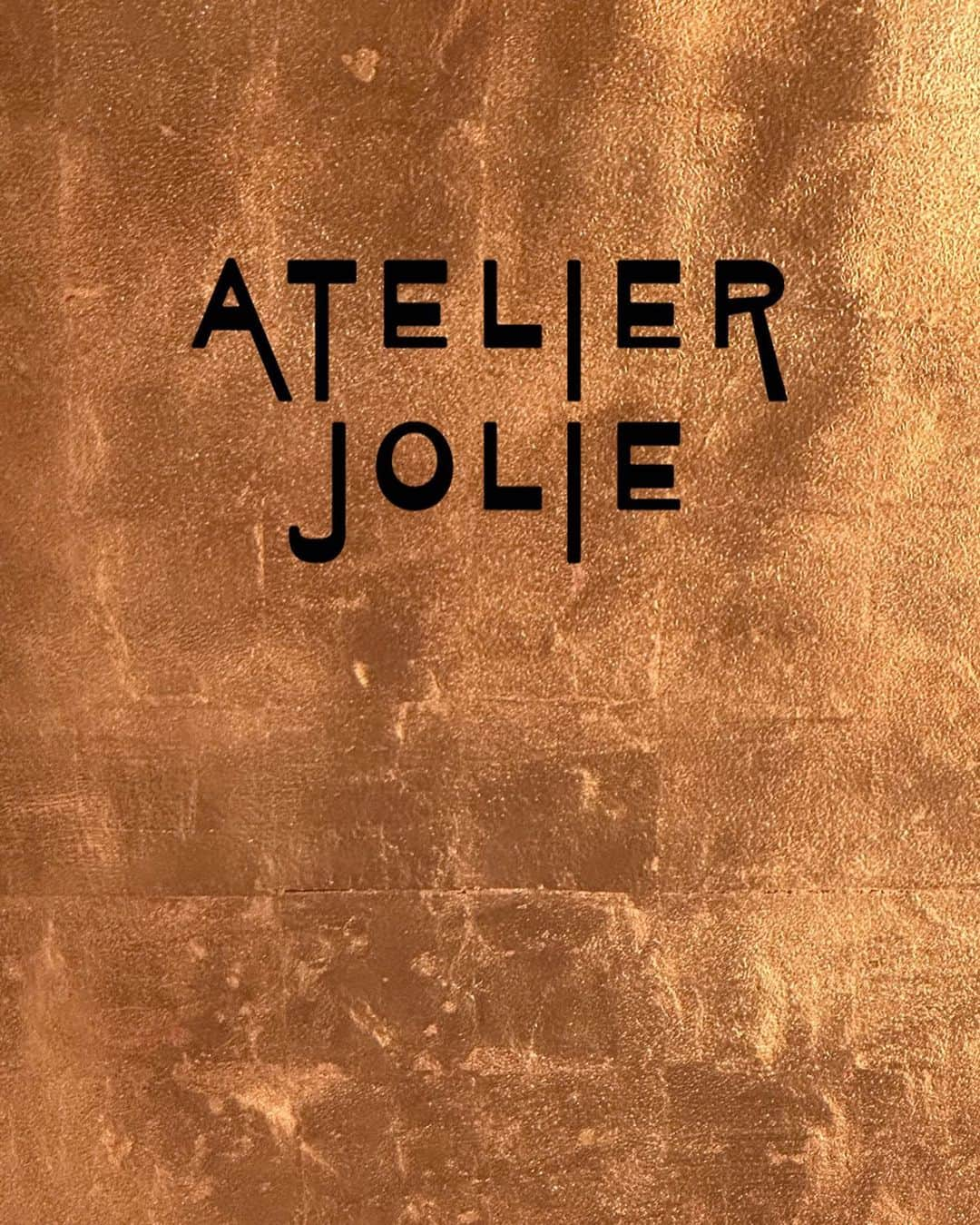 アンジェリーナ・ジョリーのインスタグラム：「I’m starting something new today—a collective where everyone can create.  Atelier Jolie is a place for creative people to collaborate with a skilled and diverse family of expert tailors, pattern makers and artisans from around the world. It stems from my appreciation and deep respect for the many tailors and makers I’ve worked with over the years, a desire to make use of the high-quality vintage material and deadstock fabric already available, and also to be part of a movement to cultivate more self-expression.  I’m looking forward to growing this with you.  More soon.  Learn more at atelierjolie.com  @atelierjolieofficial」