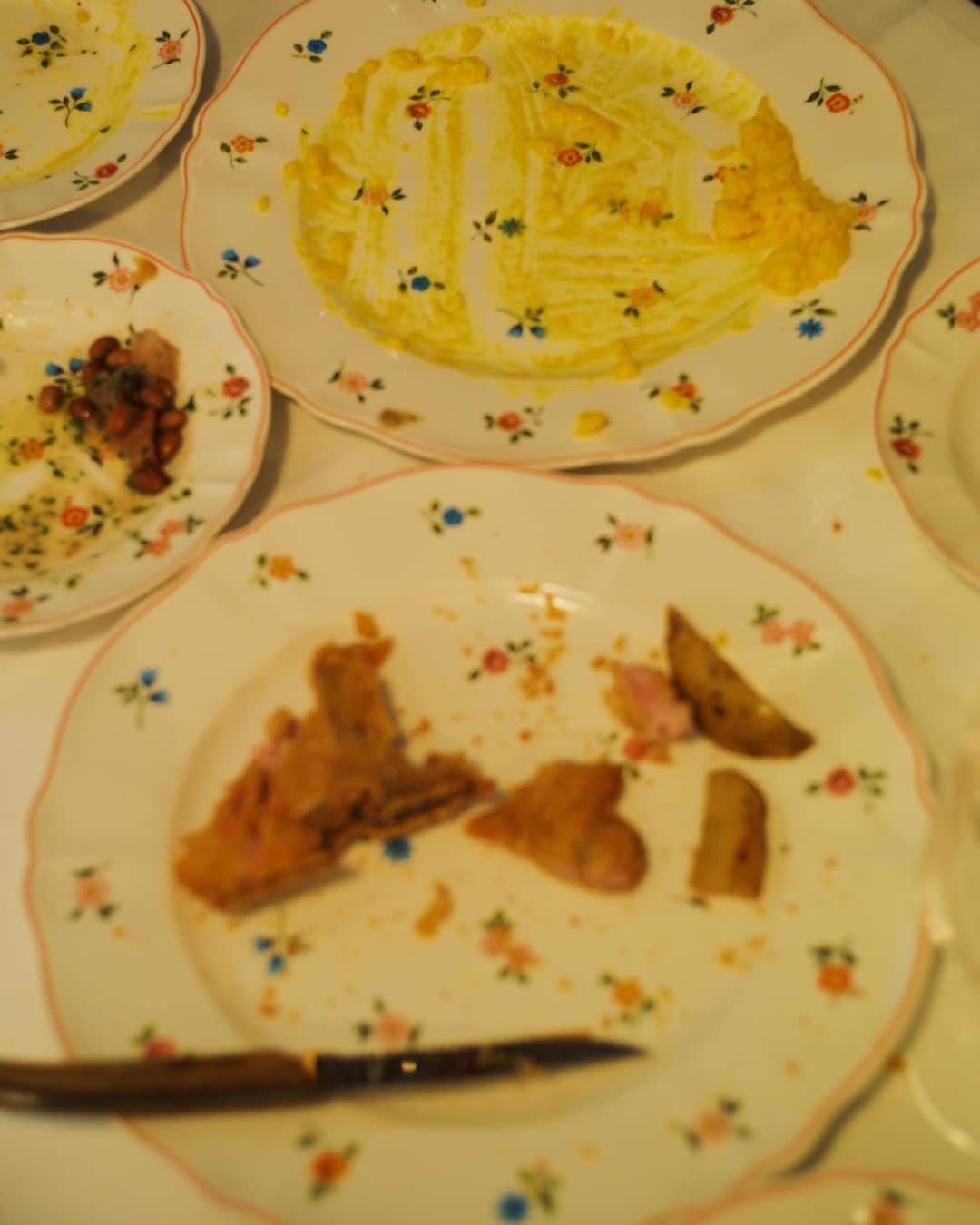 高山都さんのインスタグラム写真 - (高山都Instagram)「美味しい記録 DAY1 ミラノのトラットリア @trattoria_madonnina でランチ🍽️ サフランとパルミジャーノがベースになったリゾットや、肉を叩いて薄く伸ばし衣をつけてカリカリにしたカツレツがこちらミラノの名物。 イタリア料理も、地域で名物が全然違うんです。 それと、煮凝りと豆のサラダをオーダー。 シンプルかつ、素朴で飽きのこない味わいでとても美味しかった。 ウエイターのお兄さんがレモンチェロをサービスしてくれたのもラッキー🤞 ほぼ地元の人で賑わう素敵なお店でした。 値段もそんなに高くなくて、気持ちよくお腹満たされます！  #都の旅の記録 #ミラノ」5月18日 0時02分 - miyare38