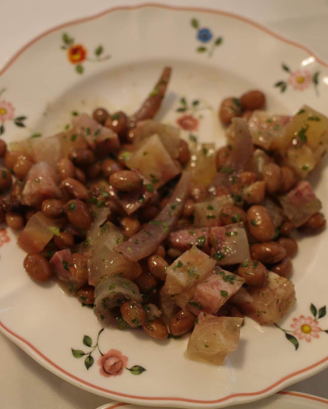 高山都さんのインスタグラム写真 - (高山都Instagram)「美味しい記録 DAY1 ミラノのトラットリア @trattoria_madonnina でランチ🍽️ サフランとパルミジャーノがベースになったリゾットや、肉を叩いて薄く伸ばし衣をつけてカリカリにしたカツレツがこちらミラノの名物。 イタリア料理も、地域で名物が全然違うんです。 それと、煮凝りと豆のサラダをオーダー。 シンプルかつ、素朴で飽きのこない味わいでとても美味しかった。 ウエイターのお兄さんがレモンチェロをサービスしてくれたのもラッキー🤞 ほぼ地元の人で賑わう素敵なお店でした。 値段もそんなに高くなくて、気持ちよくお腹満たされます！  #都の旅の記録 #ミラノ」5月18日 0時02分 - miyare38