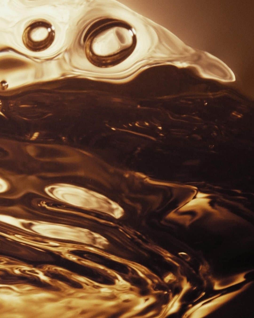 ドゥラメールのインスタグラム：「How is our visible youth-renewing Miracle Broth™ made?  Known to only a few La Mer scientists, the 3- to 4-month fermentation process unleashes essential energy that can drive skin’s natural renewal.  Learn all that goes into our cell-renewing Miracle Broth™ on LaMer.com  #lamer #lamerskincare #miraclebroth」