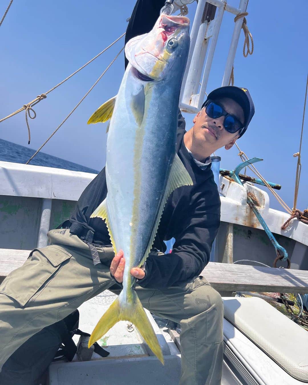 佐々木洋平のインスタグラム：「長崎県の壱岐から七里ヶ曽根に向かってでヒラマサジギング🎣  ヒラマサ3本とブリをなんとか😃  #七里ヶ曽根  #平匡  #ヒラマサ  #ジギング」