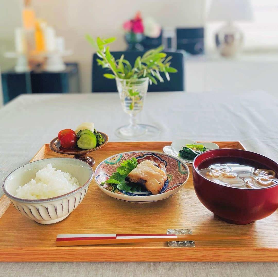 珠洲春希さんのインスタグラム写真 - (珠洲春希Instagram)「🍚、お味噌汁、🐟、糠漬け、お浸し、 なんて事のない普通の朝ごはんですが、朝ごはんをいただき、夫が元気にお仕事に向かい、私も仕事に向かう。そんな、当たり前でない当たり前。 大事にしなくては、と思います。  あっという間に5月も後半になりました。 4、5月は、心配な事がおこり、 また別に心を乱される事があったり、、 ですが、沢山の嬉しい再会もありました✨ 先の思い描いている事についても話し合ったり考えたりする時間。明日も、新しい事にチャレンジ。  そんな日々に、感謝し、 明日も頑張ります。」5月18日 0時12分 - harukisuzu54