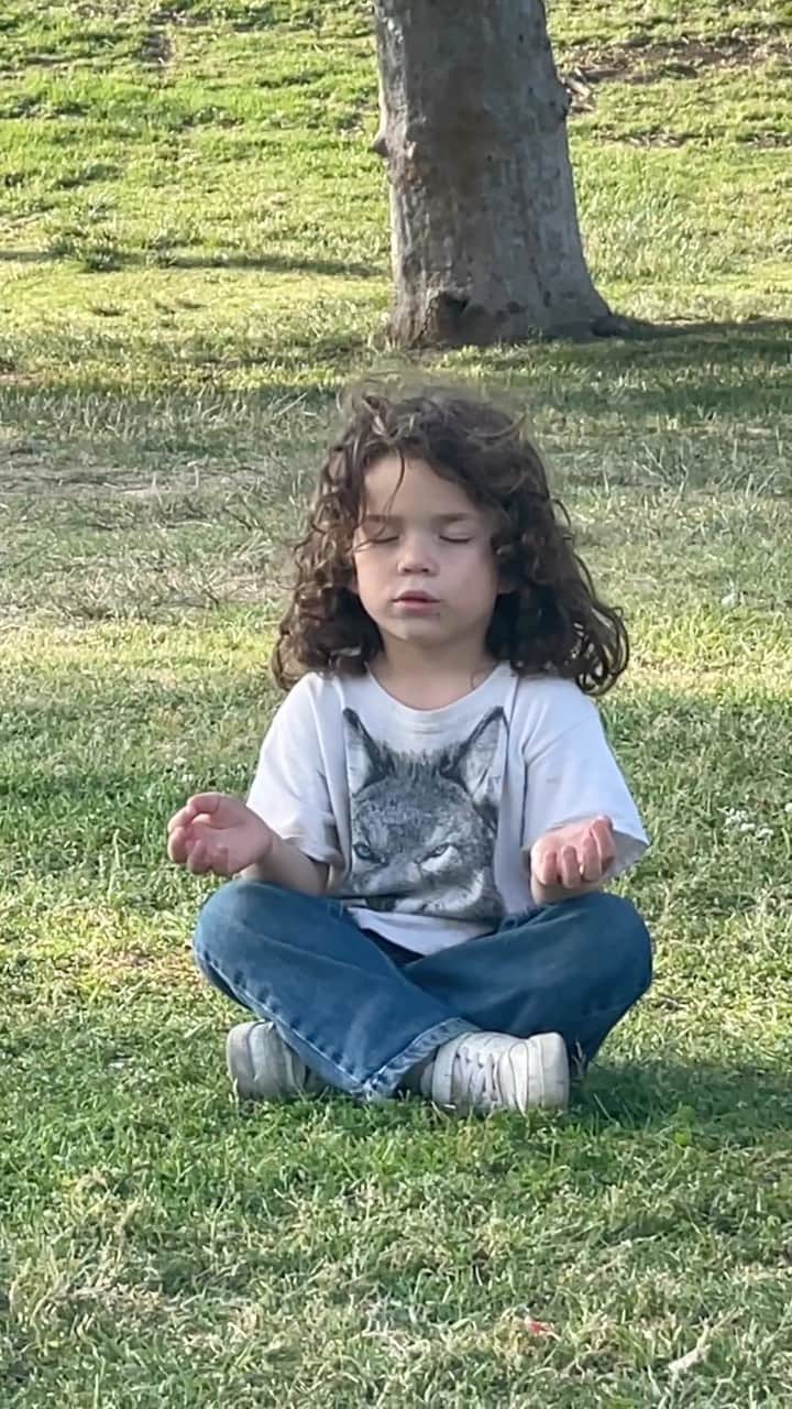 ソーコのインスタグラム：「My proudest mom moment.. 🙏 Indigo was having a bit of a hard time playing with other kids at the park. I told them, « it’s ok to be upset for as long as you want, and guess what when you’re ready, the quickest way to ground yourself back is to have a little meditation in the grass » First they ran around in the grass upset, and eventually, they went in the grass by themselves and did THIS 🧘🏻‍♀️… 😭😭😭😭 Then they came out of it and said « see, i feel better now » and they were soooo proud they did this by themselves !!!!!!  It’s never too soon to teach kids about consciousness and how to self regulate their emotions ! LOOK !!!!!!! Magic !」