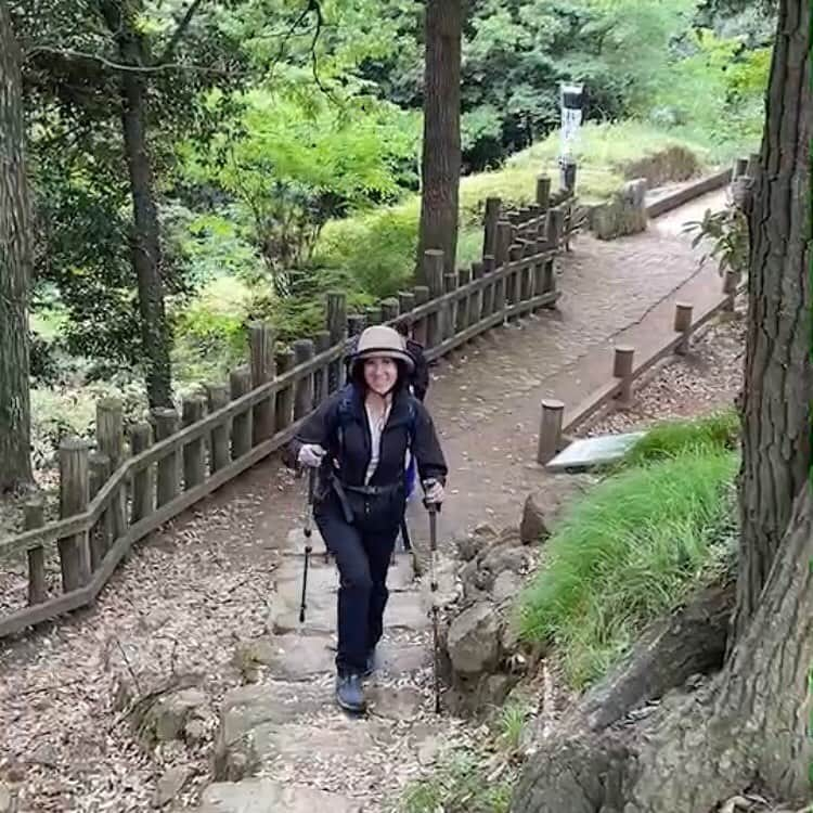 三隅有里子のインスタグラム：「* 先日の登山⛰ 4人での登山でしたが、初めて先頭を歩かせてもらいました！YAMAPの地図を頼りに先導しましたが、3回ほど道を間違え引き返す事に…グループの皆さんには迷惑をかけましたが、初めての登山ではリュックを代わりに背負ってもらったり、ただただ人の背中を追いかけたり、自分の事だけに精一杯だった自分を思い返すと、今回の経験で少しは成長したのかなあと自信がつきました。いつも少しだけ高めのハードルを設定してくれて、そっと背中を押してくれる山友さんに感謝です✨  #登山 #山 #⛰ #mountain #YAMAP #ヤマップ #金山 #新田金山 #八王子丘陵 #太田市 #ニュース #ニュースeye8 #群馬 #gunma  #群馬テレビ #群テレ #gtv #アナウンサー #局アナ #局アナの仕事 #地方局で働くということ #休日 #off」