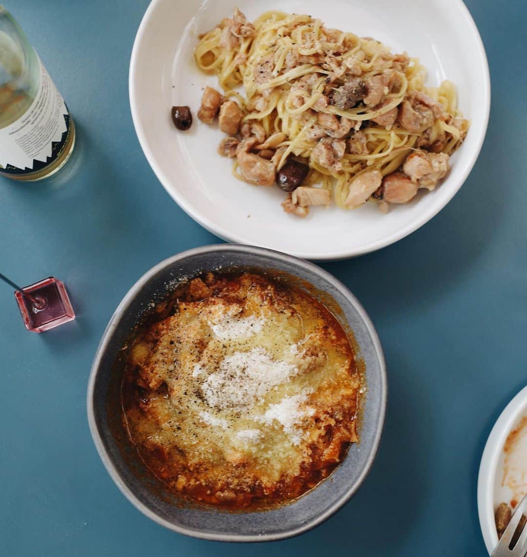 高山都さんのインスタグラム写真 - (高山都Instagram)「ミラノDAY1 ディナーは、すこし中心部から離れた @mestemilano へ。 こちらは、21時前まで明るいから、まるでフランス映画みたいに、外のテーブルで食べられるシチュエーションが最高に気持ちよかった！！ ここはワインもお料理も自然派で、優しい味わい。 鶏肉のタヤリン(パスタ)、ハチノスのトリッパ、カポナータ…特に好きだったのはトマトソースが、フレッシュな味がギュッと凝縮してる感じで、めちゃくちゃ美味しかった。 オーナーさんも気さくで明るく気持ちのいい方で、素敵なレストランでした。 @miyoshihayato はフィレンツェに住んでたこともあり、イタリア語も話せるので今回の旅の強いリーダー。 本職はワイン屋さんなので、ボトルのセレクトもお任せ！ ロンドンから可愛い夫婦が合流して、5人で和やかなディナータイムでした。  #都の旅の記録  #ミラノ #美味しい記録」5月18日 0時13分 - miyare38