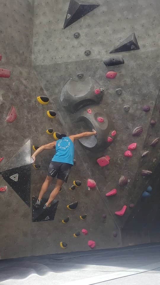 シーン・マコールのインスタグラム：「Last few trainings before heading down to Salt Lake City for my first World Cup of 2023. I haven't competed in a year so I'm not sure what to expect from this first one back. ⠀⠀⠀⠀⠀⠀⠀⠀⠀ Very stoked to be getting back on the mats though! It'll be a long season with many events. 🗓 ⠀⠀⠀⠀⠀⠀⠀⠀⠀  ⠀⠀⠀⠀⠀⠀⠀⠀⠀ ⠀⠀⠀⠀⠀⠀⠀⠀⠀ ⠀⠀⠀⠀⠀⠀⠀⠀⠀ ⠀⠀⠀⠀⠀⠀⠀⠀⠀ ⠀⠀⠀⠀⠀⠀⠀⠀⠀ ⠀⠀⠀⠀⠀⠀⠀⠀⠀ ⠀⠀⠀⠀⠀⠀⠀⠀⠀ @scarpana | @boilerroomclimbing | @mec | @flashedclimbing | @team_edelrid  #climbing #train #canada #athlete #sports #power #fitness #work #workhard #workout #strength #ninja #gym #fun #climbing_photos_of_instagram #business #challenge #worldcup」