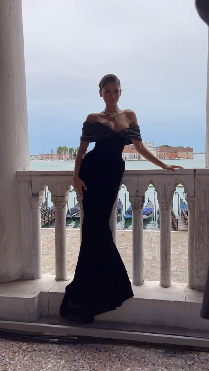ゼンデイヤのインスタグラム：「Last night was a dream @bulgari ✨」
