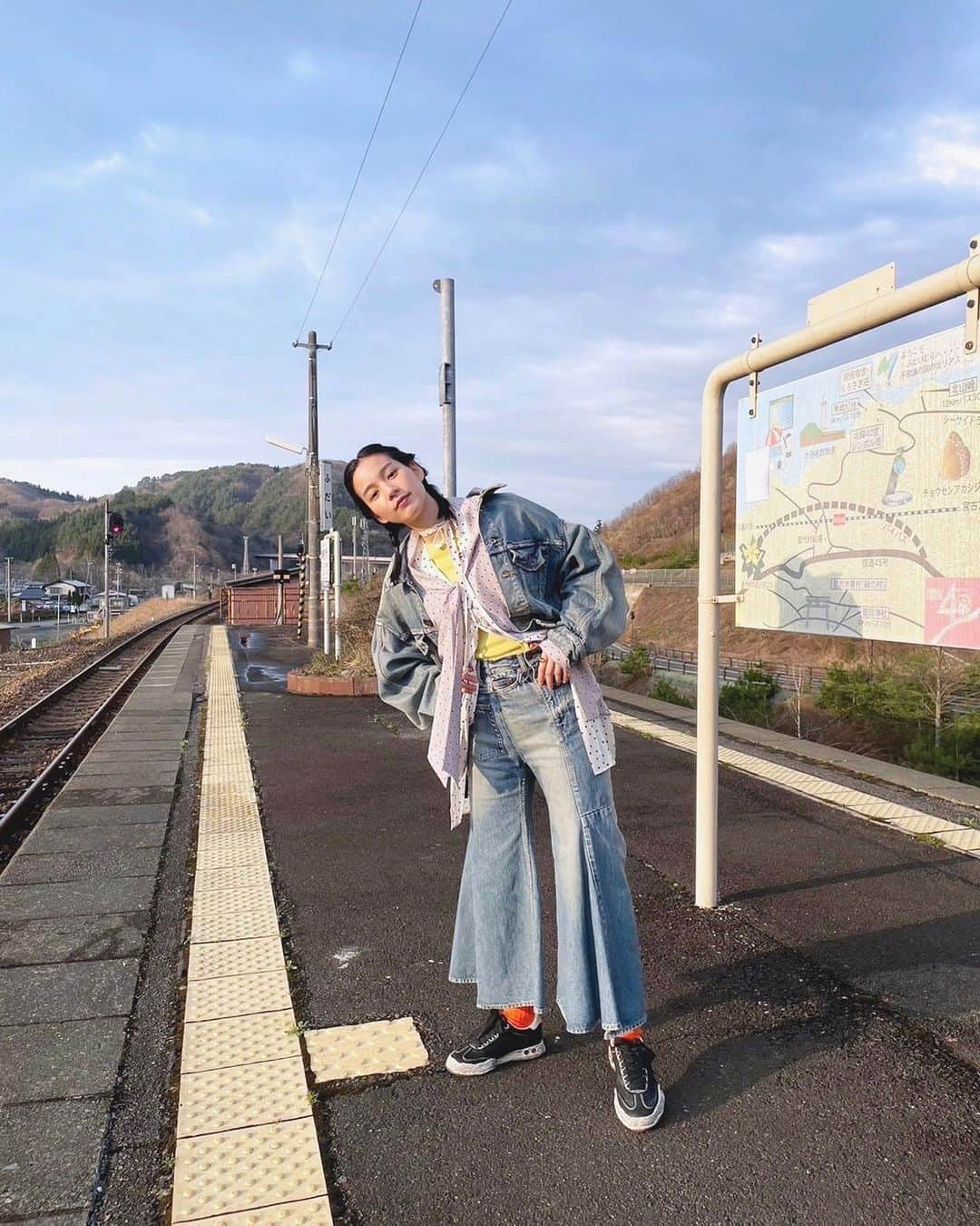 のん（能年玲奈）さんのインスタグラム写真 - (のん（能年玲奈）Instagram)「三鉄の窓から見えた虹が綺麗なアーチだったな〜。🌈 オフショット。  Styling: @izumimachino Hair&Make up: Shie Kanno  #のんやろが #YouTube #岩手 #三陸鉄道」5月18日 0時17分 - non_kamo_ne