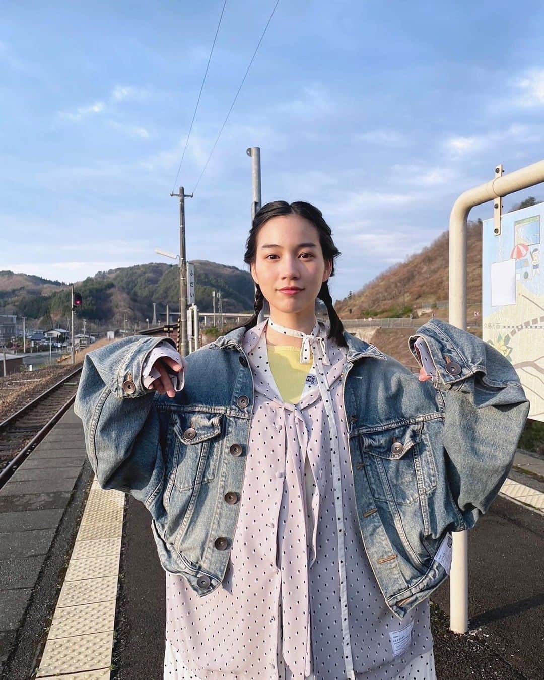のん（能年玲奈）のインスタグラム：「三鉄の窓から見えた虹が綺麗なアーチだったな〜。🌈 オフショット。  Styling: @izumimachino Hair&Make up: Shie Kanno  #のんやろが #YouTube #岩手 #三陸鉄道」