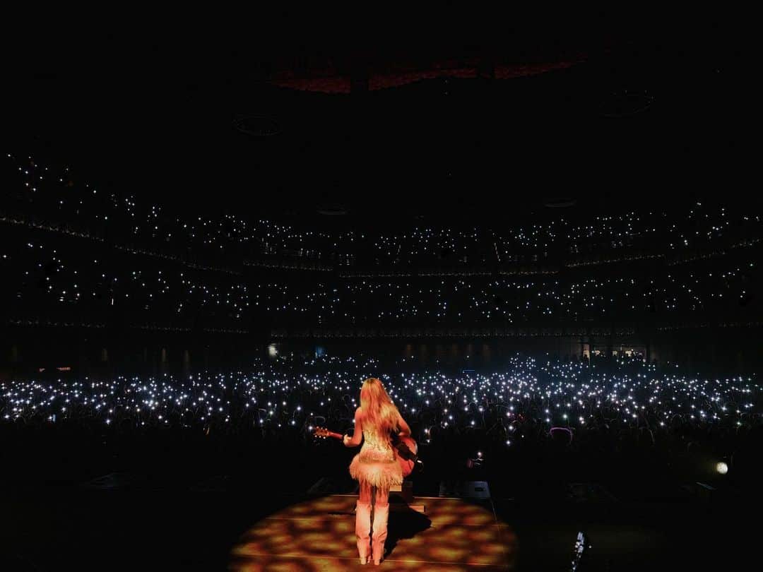 サブリナ・カーペンターのインスタグラム：「ily guys more than anything 2 shows left in the US <\3」