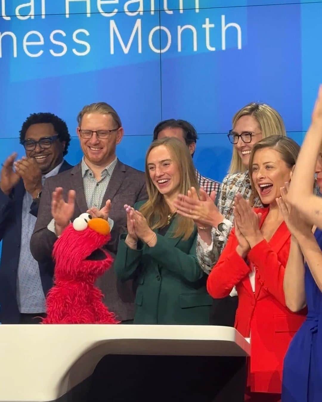 ロー・ボスワースのインスタグラム：「When ELMO invites you to ring the @nasdaq opening bell 🔔 with him you show up in your Elmo suit! Couldn’t be more honored to get up there and open trading with my favorite NYer to shine a light on Mental Health Awareness Month. Alongside my fellow wellness entrepreneurs on stage, we RANG THAT BELL! @lovewellness #mentalhealthawareness #mentalhealthawarenessmonth」