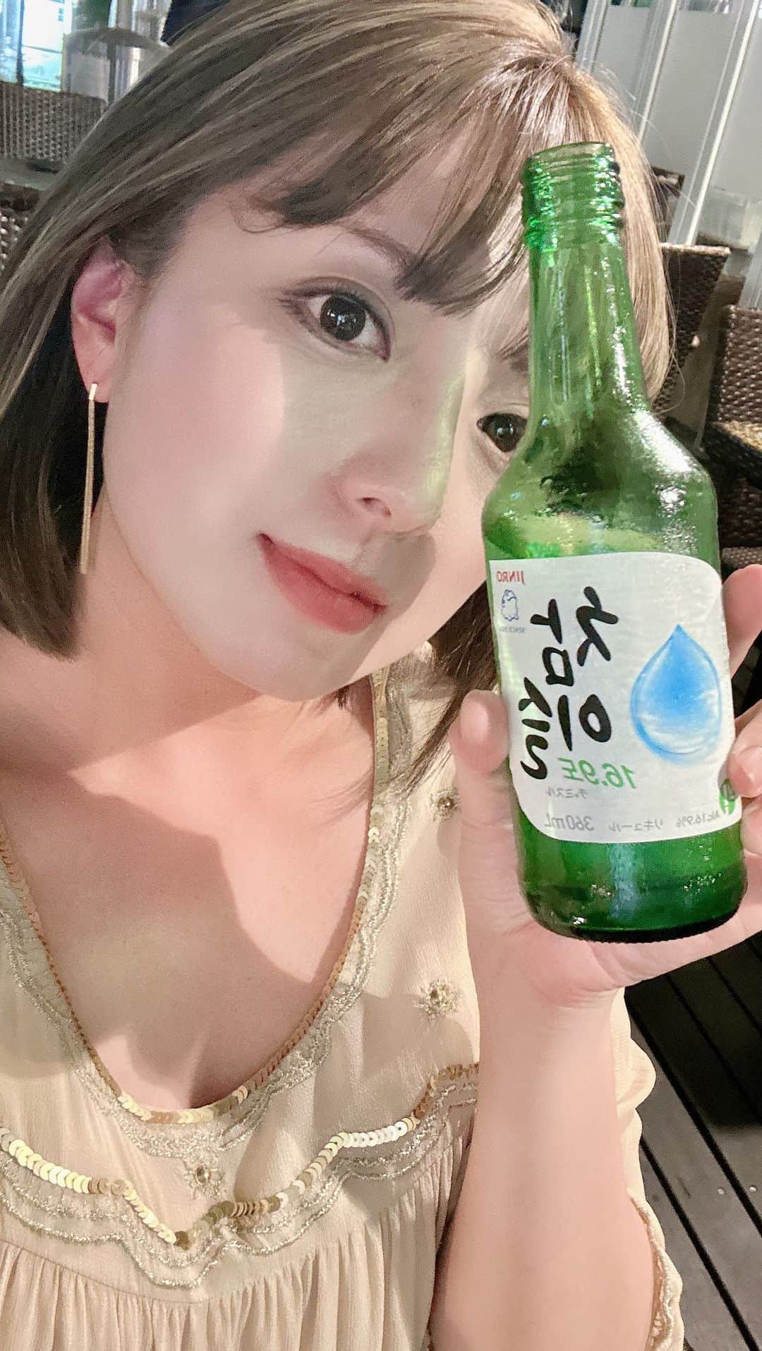 チャン・リーメイのインスタグラム：「なぜか人気の?  #ただ飲んでる動画  シリーズ🍺  すでにビールは飲んだ後の話😁  #韓国料理屋  #美女飲み #一緒にのみませんか  #jisooflower  #踊ってないけど」