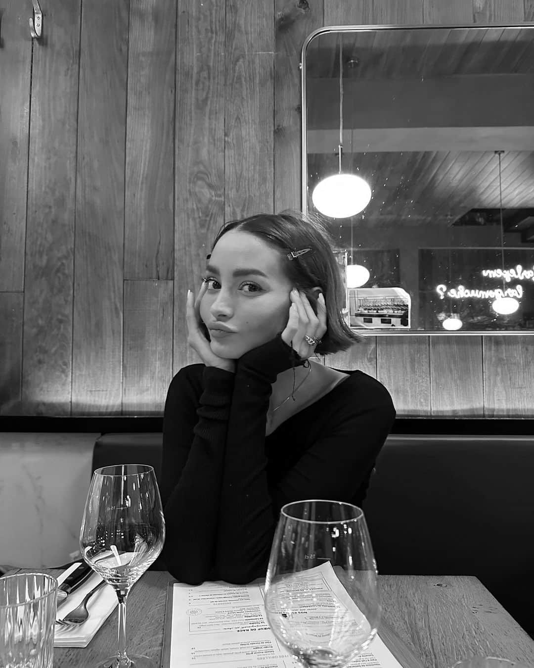 テイラー・ラシェのインスタグラム：「postcards from paris 🕊️」
