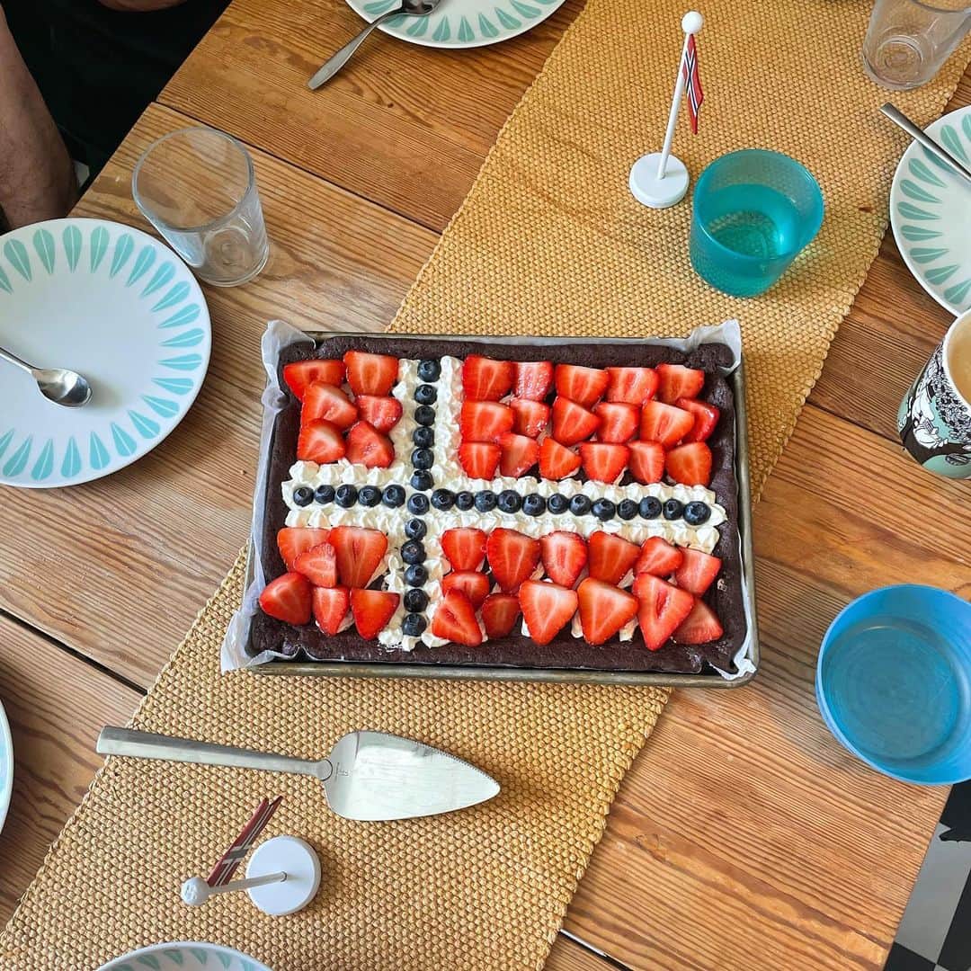 Ida Froskのインスタグラム：「Happy Sweet National Day to Norway! 🇳🇴 #17mai #brownies #norway」