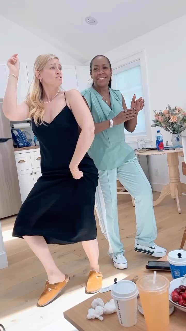 ベス・ベアーズのインスタグラム：「BIG (old) NEWS! @tichinaarnold and I will be doing a LIVE show in NYC in July ! At the incredible @54below !! There will be tons of laughter, music from EVERY genre imaginable... lots of personal stories including lots from @theneighborhood, @2brokegirls and #Martin) and maybe even some special guests! Tickets link in my bio and stories! (There will also be LIVE STREAM tickets available! Stay tuned for more on that...) thanks to @wvdmusic for being an incredible MD and putting up with our shenanigans all day and @tichinazenay for producing this bad boy!」