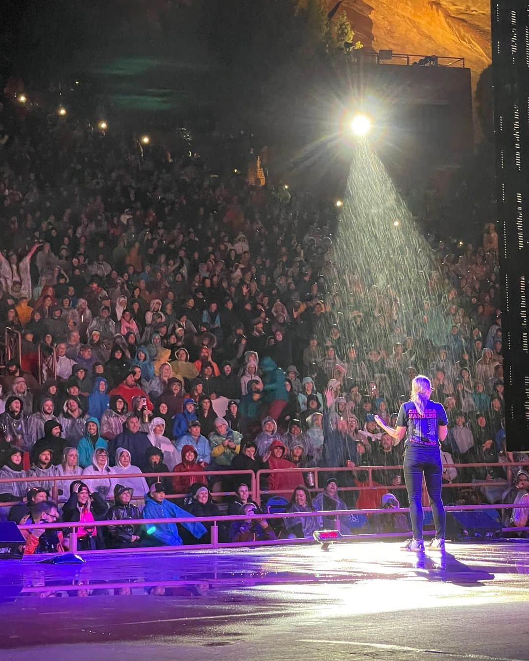 チェルシー・ハンドラーのインスタグラム：「My week in review, From headlining Red rocks, to the Catskills, Bangor, ME, and CONN! And, look how tall my nephews are. Thanks to everyone who bought tickets and for giving me such a great life!  See you this weekend, Graceland! Link in bio for tickets ⬆️」