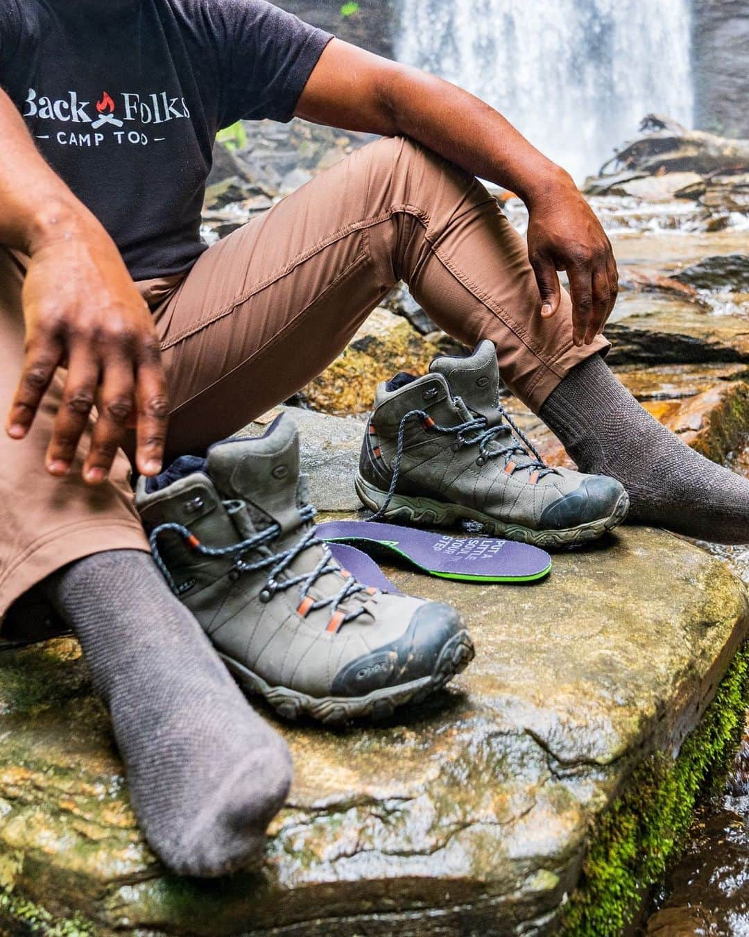 オボズのインスタグラム：「Drying out hiking footwear...the right way!  While you are out exploring the trails, it is likely that you'll encounter water crossings, puddles, or accumulate some sweat (it's okay, you're working hard)! Prior to your next adventure, you will want to dry out your footwear.   Here are some tips to keep in mind:  - Remove the insole - Optional* remove shoelaces - Dry out footwear away from heat source (campfire) or direct sunlight. Heat can actually cause damage and break down footwear materials. - Instead, find a cool shaded spot - Clean and waterproof footwear regularly using @nikwaxnax especially after encountering mud and other muck along the trek. Wishing you happy trails and dry feet this season!  #obozfootwear #truetothetrail #dryingboots #happytrails #hikingboots #hiking #getoutside #tipsandtricks #tips」