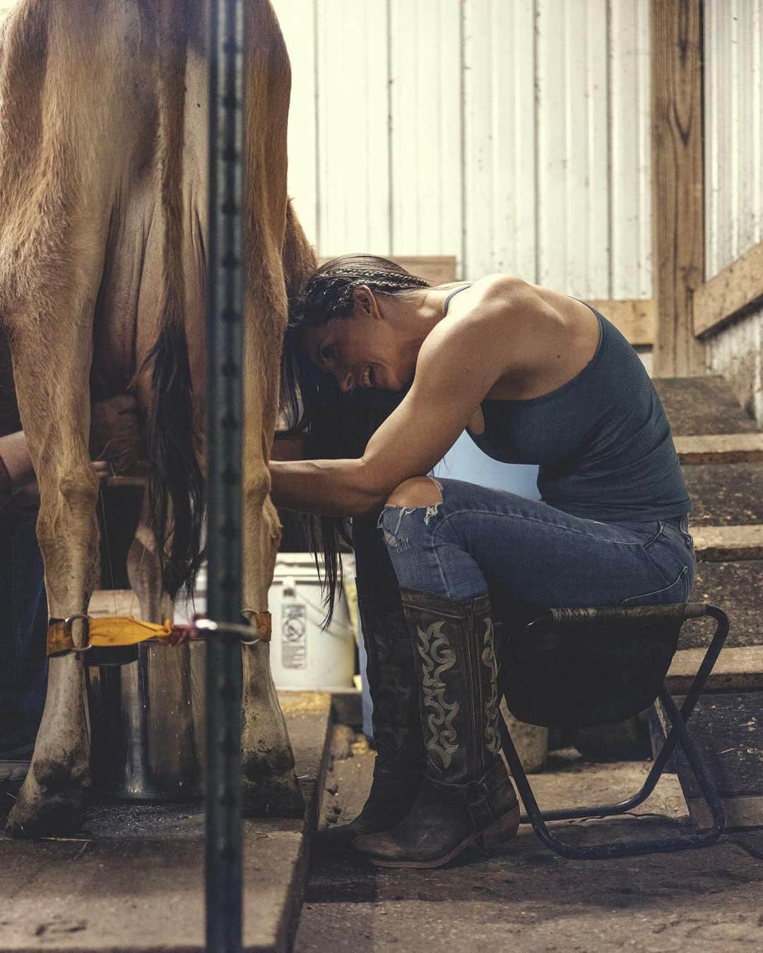 Janna Breslinさんのインスタグラム写真 - (Janna BreslinInstagram)「From farm to table… just the way I like it! 🐄  There's something incredibly empowering about knowing exactly where your food comes from…   Get yourself directly involved in the process, and it’s impossible to ignore the connection we share with our environment. Not to mention, the importance of honoring and respecting the animals that nourish us 🤝   It's a humbling experience that so deepens my appreciation for the food on my plate 🍽️  Have you ever milked yourself a fresh cup? 🥛  #gtfoutside #dairy #farmtotable #regenerativemovement」5月18日 0時49分 - jannabreslin