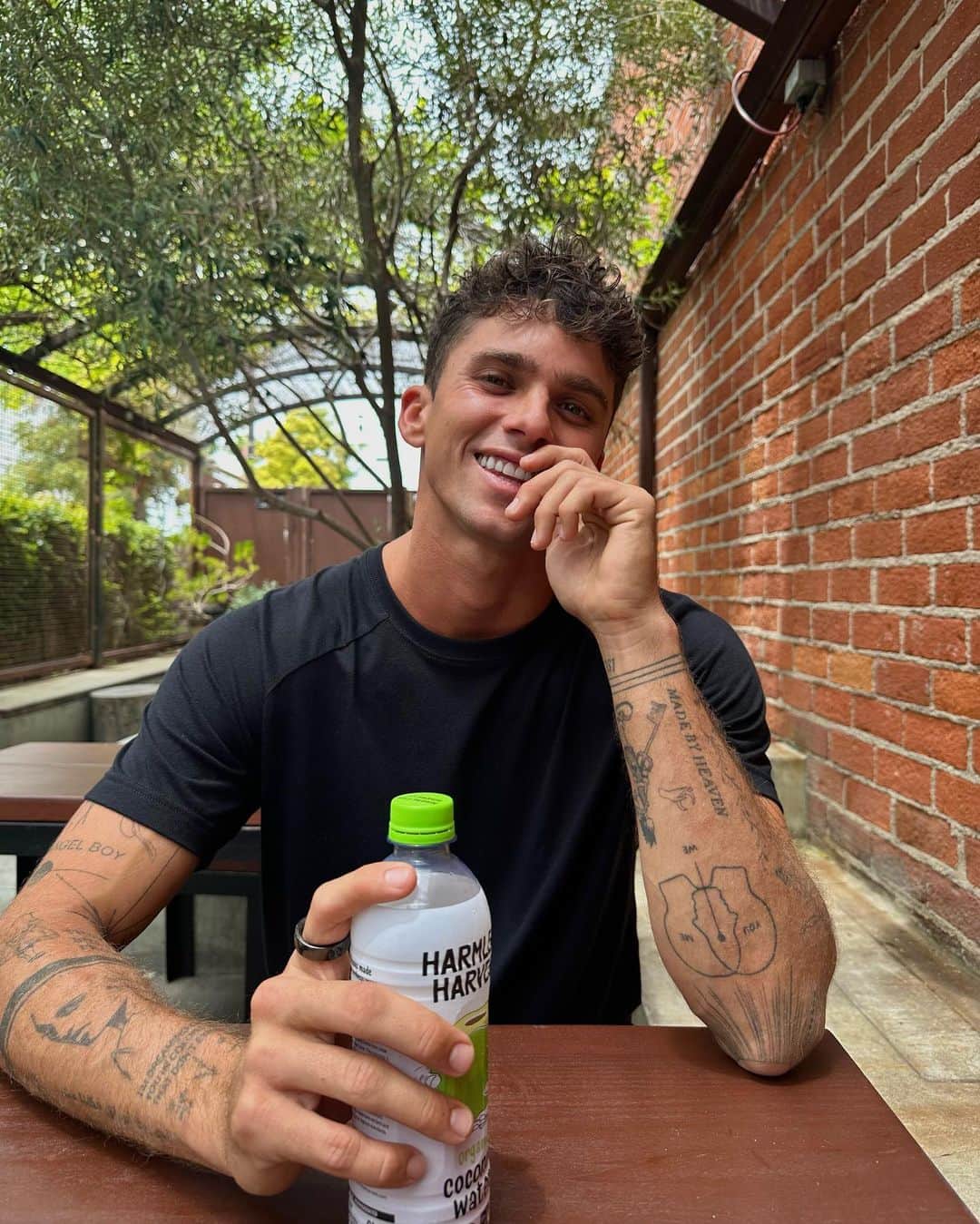 ジェイ・アルヴァリーズのインスタグラム：「Fun week ahead 🫶🏽🇪🇸」