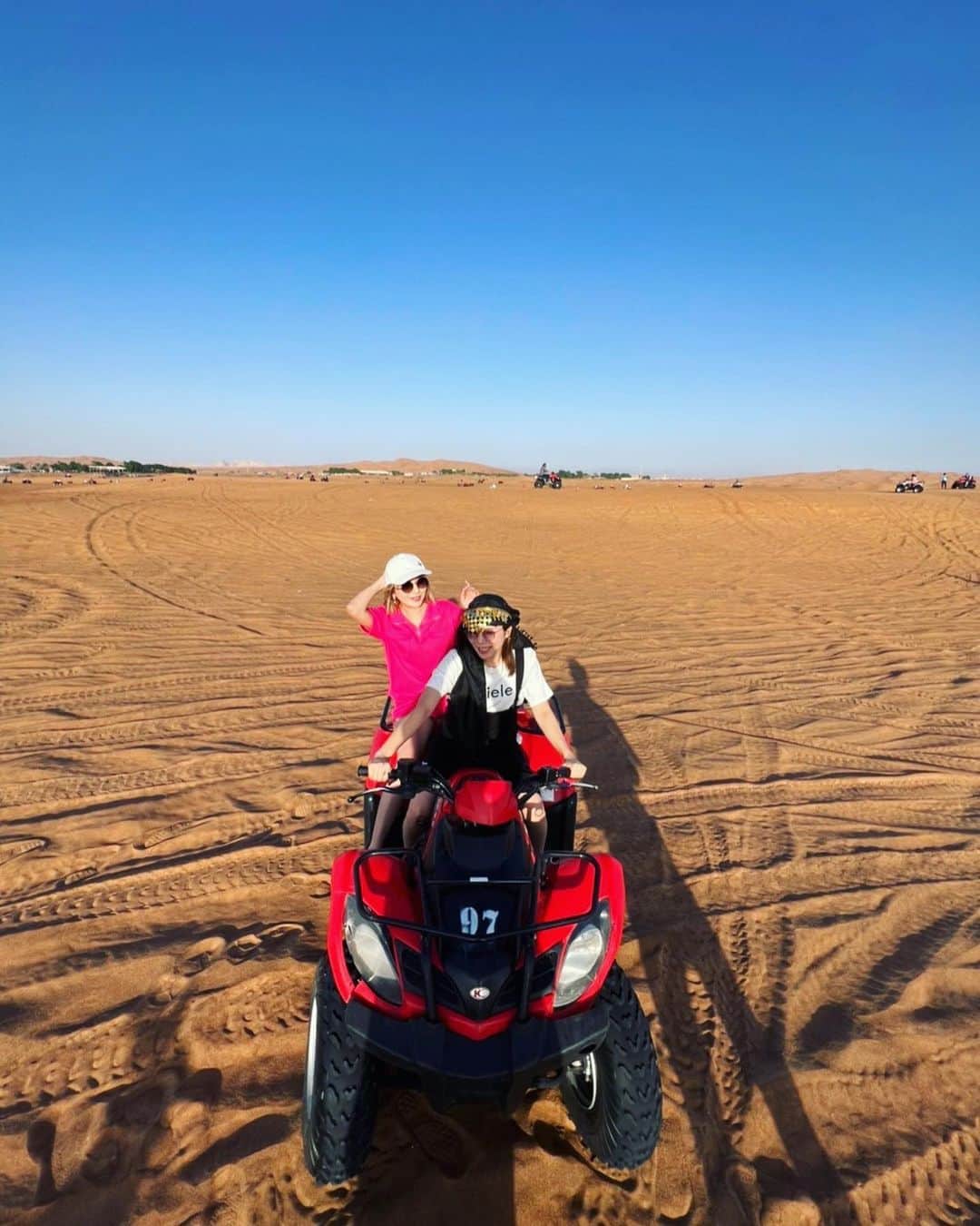 まきたんさんのインスタグラム写真 - (まきたんInstagram)「砂漠の中で遊んだよ🥰 #desert #Dubai もちろん運転出来ない」5月18日 0時52分 - makitan.investor