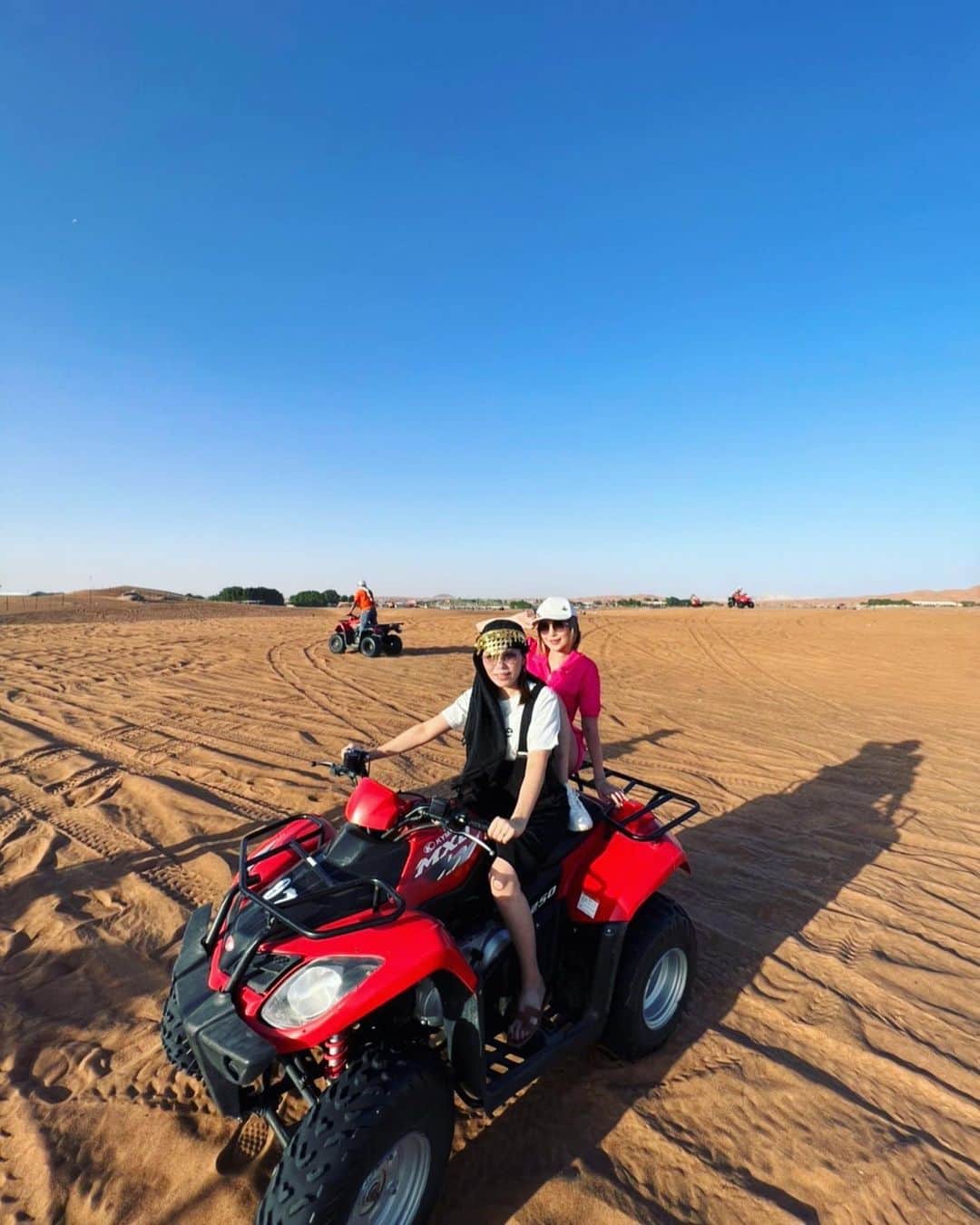 まきたんさんのインスタグラム写真 - (まきたんInstagram)「砂漠の中で遊んだよ🥰 #desert #Dubai もちろん運転出来ない」5月18日 0時52分 - makitan.investor