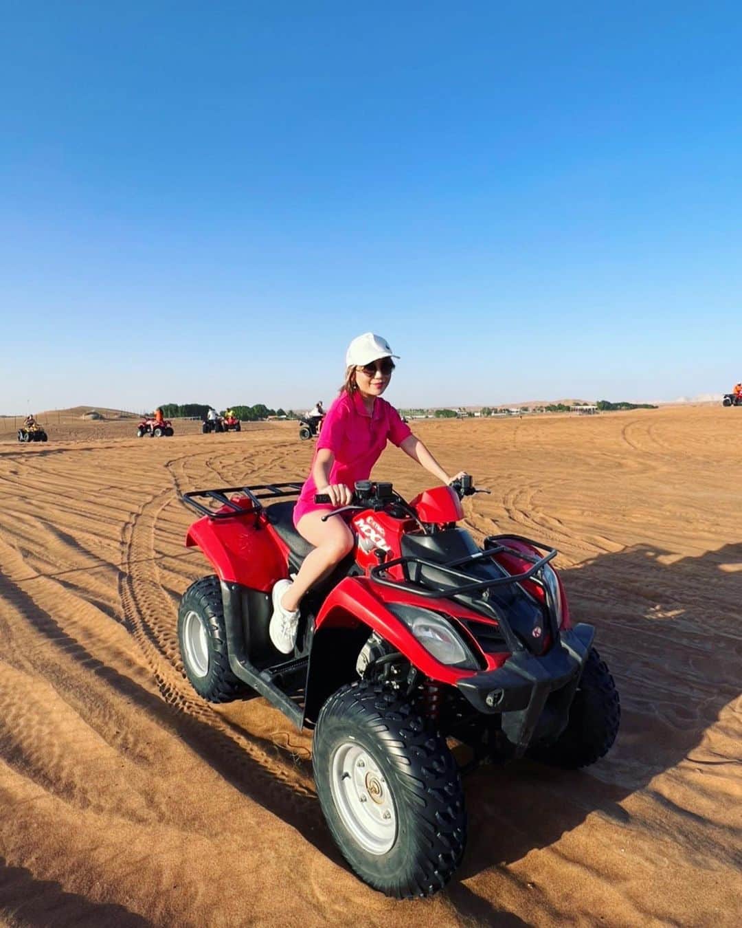 まきたんのインスタグラム：「砂漠の中で遊んだよ🥰 #desert #Dubai もちろん運転出来ない」