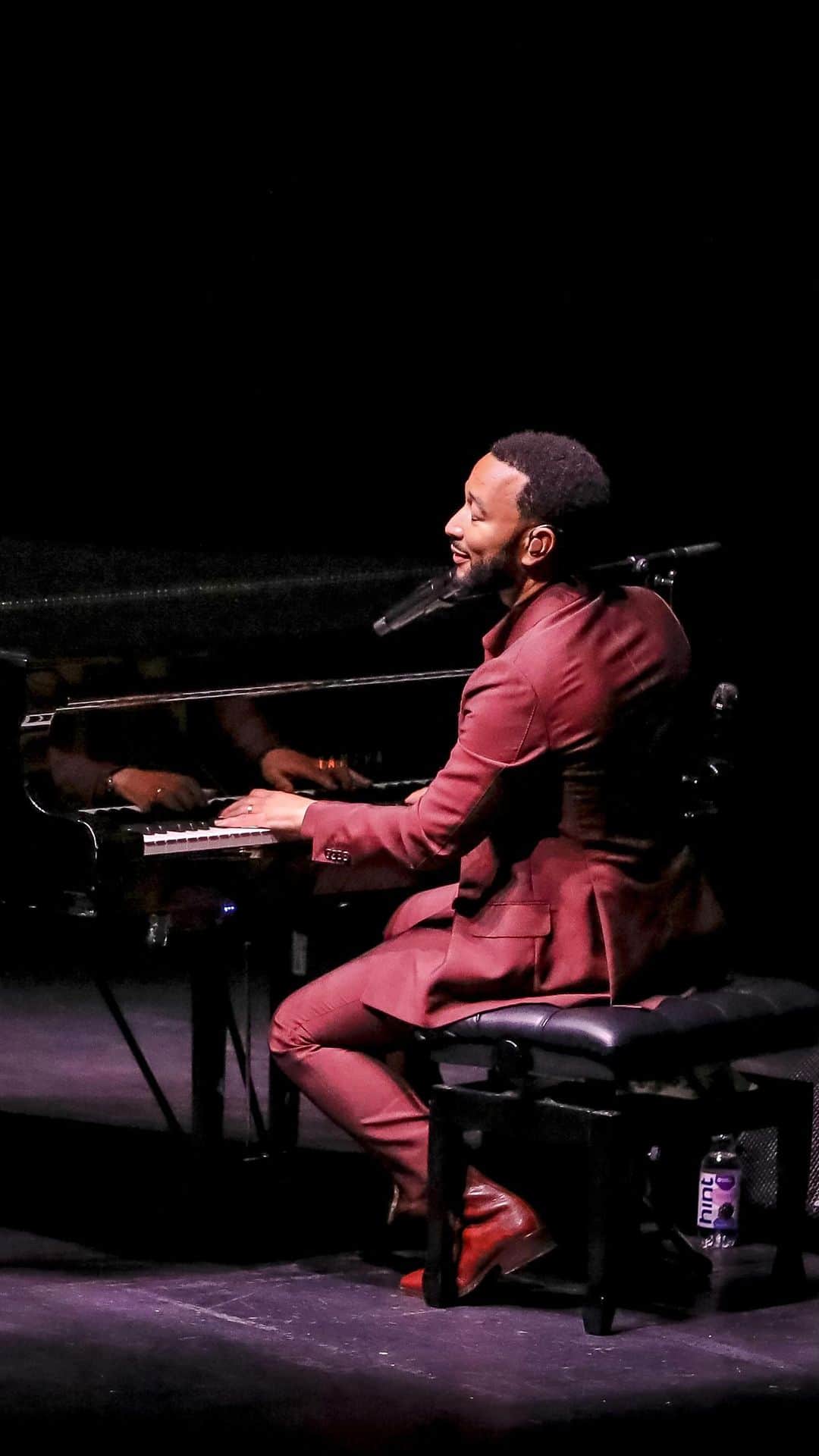 ジョン・レジェンドのインスタグラム：「London, thank you for traveling back in time with me to @thebeatles's "Here Comes the Sun." Filmed at @royalalberthall. Full video now on YouTube.」