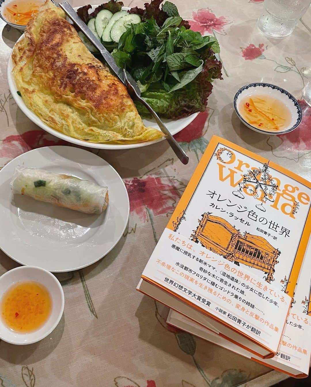 松田青子さんのインスタグラム写真 - (松田青子Instagram)「カレン・ラッセル『オレンジ色の世界』、できあがりました〜🔶🔸🔸　行ってみたかった蒲田のTHI THIで担当編集者Mさんと打ち上げしました、幸せ、またすぐ行きたい✨　一応オレンジ色のシャツを着て行きました🍊」5月18日 0時58分 - matsudaoko