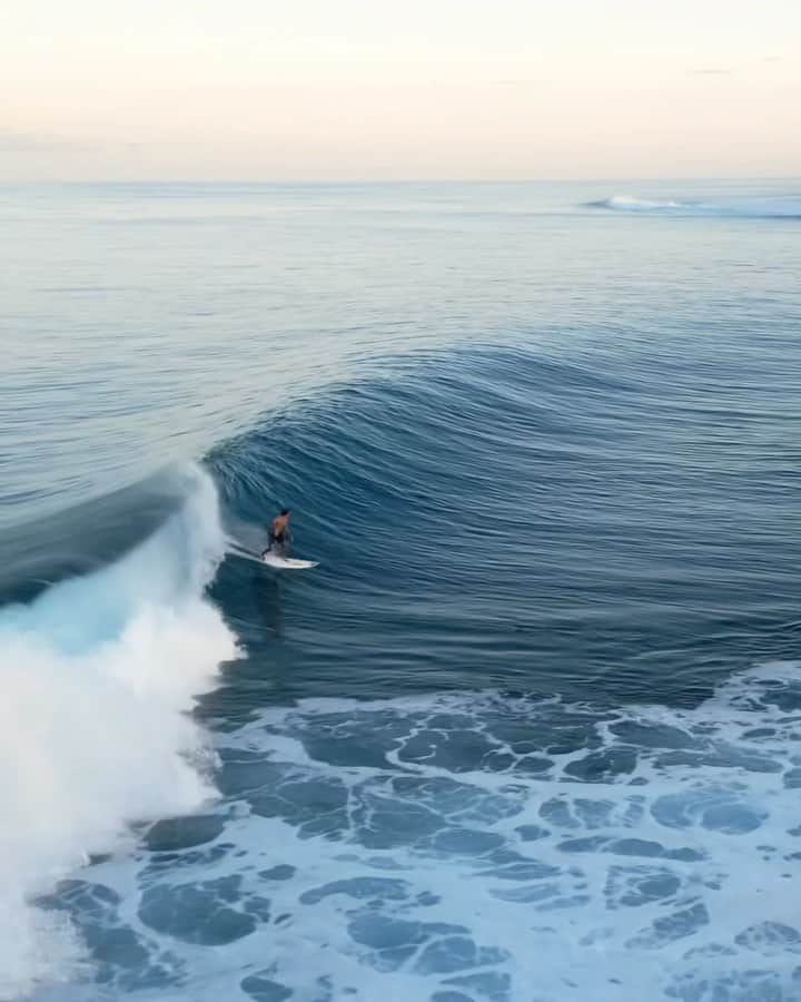 ジェレミー・フローレスのインスタグラム：「Sunrise moment 🌓 Feeling the spirits  . 🎥: @timmckenna #pacificocean #surfforlife #somewherepeaceful  .」