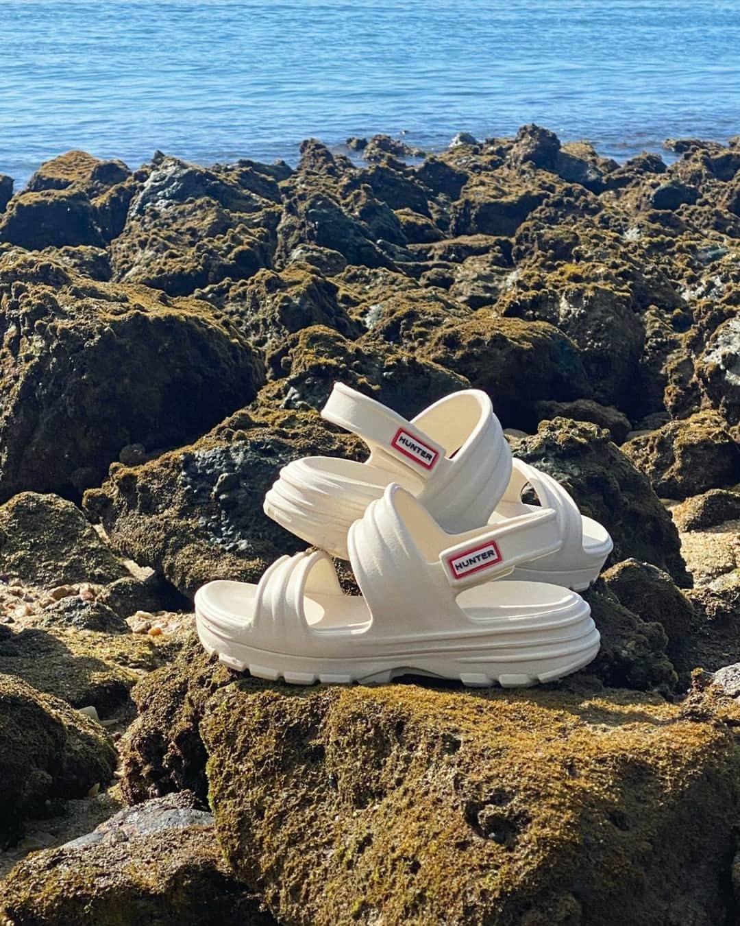 ハンターブーツのインスタグラム：「Protection for rocky coasts. Get ready for beach days with our #HunterBLOOM Sandals ☀️⁣ ⁣ Shop the feed at the link in bio.」