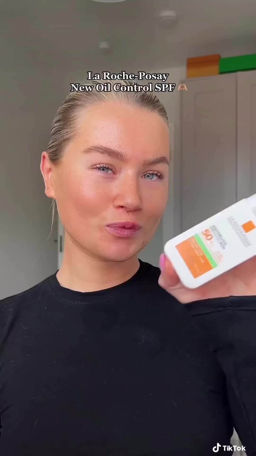 La Roche-Posayのインスタグラム：「@Sophie_murraayy shares her obsession with our Anthelios UVMUNE400 Oil Control SPF50+ Fluid. If you also have oily skin, get ready to join her excitement!   🔬 The mattifying micro-particles instantly absorb excess sebum. 💡 The oil control technology helps manage shine. 🪶 Its lightweight texture is easy to apply and provides a matte finish.   And to top it off, it offers very high UVA/UVB protection. Because, why not! Have you tried it yet? Share your thoughts with us!  All languages spoken here! Feel free to talk to us at anytime. #larocheposay #anthelios #oilyskin #sunprotection Global official page from La Roche-Posay, France.」