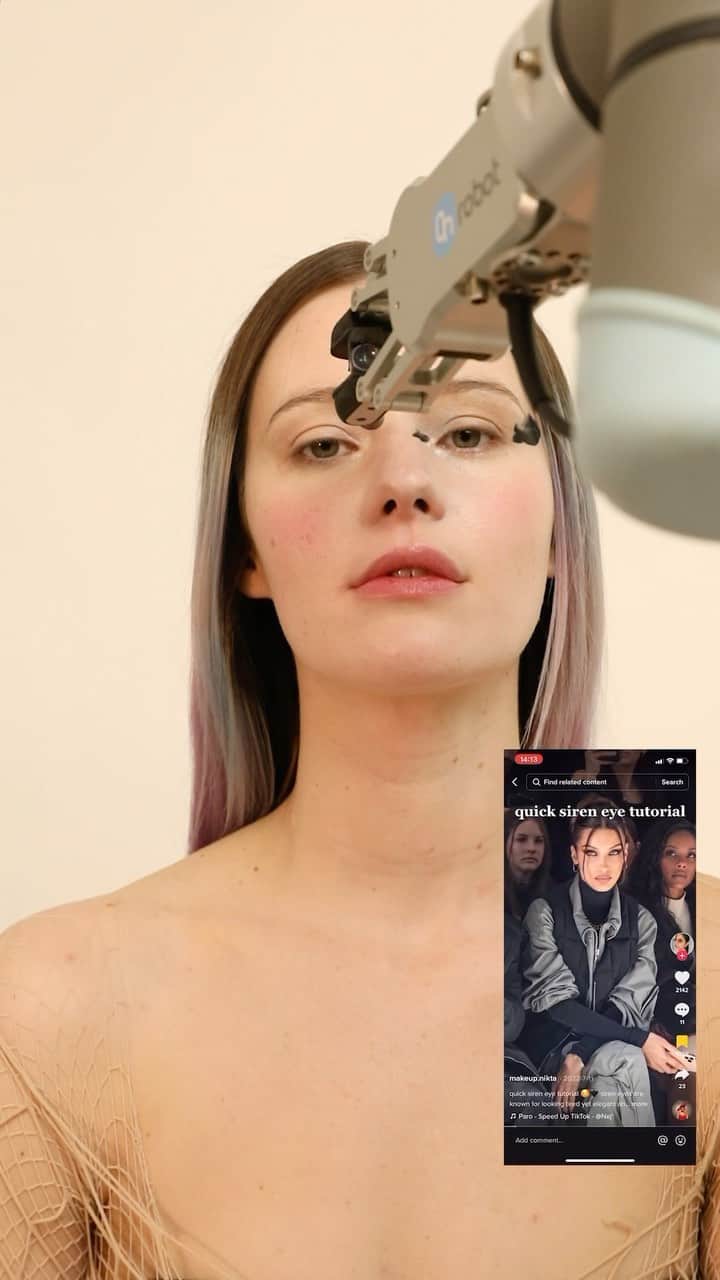 のインスタグラム：「I am releasing a single on Friday with @frdrkgrn and his robot ~ it is part of a music and performance project. Super excited to work with yet another robot friend ~ here attempting to give me a siren eye look」