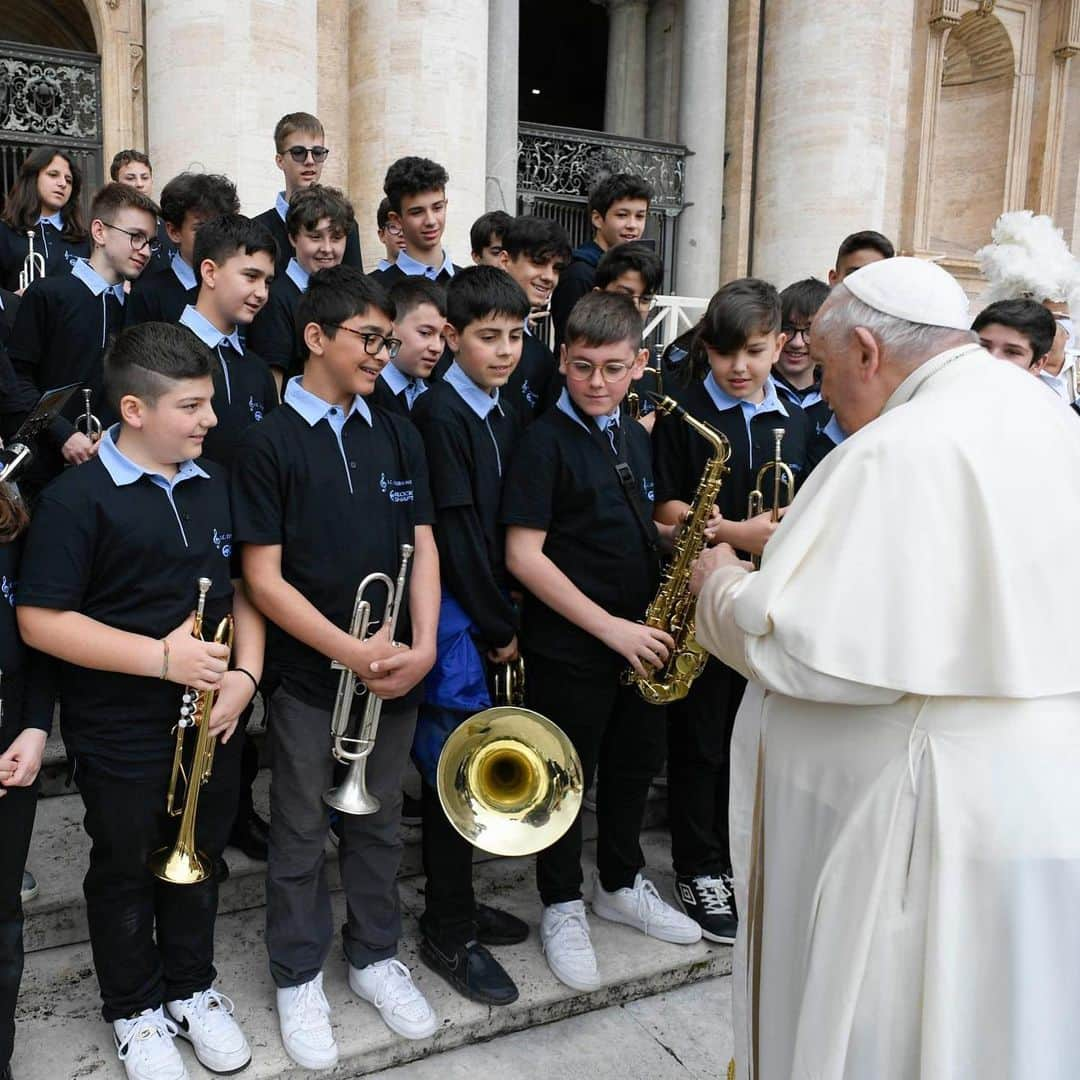 フランシスコ（ローマ教皇）さんのインスタグラム写真 - (フランシスコ（ローマ教皇）Instagram)「EN: May the Lord grant us the joy to evangelize, the joy to bear this message, which is so beautiful, which makes us, and everyone, happy. PT: Que o Senhor nos conceda a alegria de evangelizar, a alegria de levar por diante esta mensagem tão bonita que nos faz felizes, e a todos. ES: Que el Señor nos dé la alegría de evangelizar, la alegría de llevar adelante este mensaje tan hermoso que nos hace felices a nosotros y a todos. IT: Che il Signore ci dia la gioia di evangelizzare, la gioia di portare avanti questo messaggio tanto bello che fa felici noi e tutti. FR: Que le Seigneur nous donne la joie d'évangéliser, la joie de porter ce beau message qui fait notre bonheur et celui de tous.」5月18日 1時12分 - franciscus