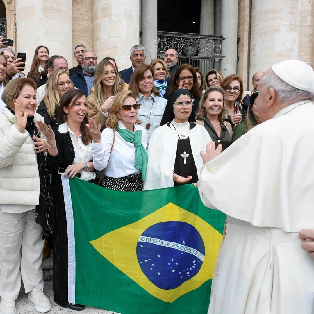 フランシスコ（ローマ教皇）さんのインスタグラム写真 - (フランシスコ（ローマ教皇）Instagram)「EN: May the Lord grant us the joy to evangelize, the joy to bear this message, which is so beautiful, which makes us, and everyone, happy. PT: Que o Senhor nos conceda a alegria de evangelizar, a alegria de levar por diante esta mensagem tão bonita que nos faz felizes, e a todos. ES: Que el Señor nos dé la alegría de evangelizar, la alegría de llevar adelante este mensaje tan hermoso que nos hace felices a nosotros y a todos. IT: Che il Signore ci dia la gioia di evangelizzare, la gioia di portare avanti questo messaggio tanto bello che fa felici noi e tutti. FR: Que le Seigneur nous donne la joie d'évangéliser, la joie de porter ce beau message qui fait notre bonheur et celui de tous.」5月18日 1時12分 - franciscus