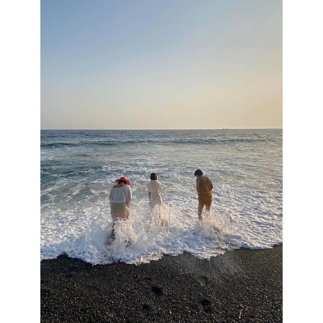 桃生亜希子のインスタグラム：「マナさん　@mana.meets.world ゴングメディテーションの後は、Costa Ricaから帰って来たばかりの　カレン@summerlove_kalen と　Shouちゃん　@call_me_show_ に会いにみんなで集合。✨🌈(ミッフィー　@mifuyu_ando が来れなくて残念だったけど、次ね😘✨)     約半年ぶりに日本に帰って来た2人は、最高なエネルギーを放っていた。🌞✨  　日本なのか、どこなのか分からないこの場所で　一緒に夕日をみながらタイ料理食べて。🙏✨ 　 　幸せで濃い1日だったな。 　 　また一緒に旅しようね🌍」