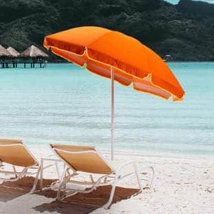 ブランディーナのインスタグラム：「BBL n.9 Negli ultimi decenni, gli ombrelloni da spiaggia sono diventati sempre più tecnologici e funzionali, grazie all'introduzione di nuovi materiali, design innovativi e accessori sempre più sofisticati. sono diventati veri e propri accessori di moda, con una vasta gamma di colori, pattern e stili disponibili sul mercato. Dalle classiche righe bianche e blu ai disegni floreali e ai colori fluo, gli ombrelloni da spiaggia si adattano alle esigenze di ogni tipo di bagnante, offrendo un'ampia scelta di possibilità per personalizzare il proprio look in spiaggia. Nonostante ciò, molti modelli tradizionali resistono ancora, come gli ombrelloni in legno con tende bianche, che richiamano un'atmosfera nostalgica e romantica. In generale, l'evoluzione degli ombrelloni da spiaggia riflette l'evoluzione del nostro stile di vita e delle nostre esigenze in vacanza, offrendo sempre più comfort, funzionalità e originalità.  #BrandinaBeachLife #evoluzione #ombrellone  #beachvibes #history  #stiledivitaattivo #beautiful #beachvibes #instagram #italia #colors #instalike #beachlife #history #instagood #evoluzione」