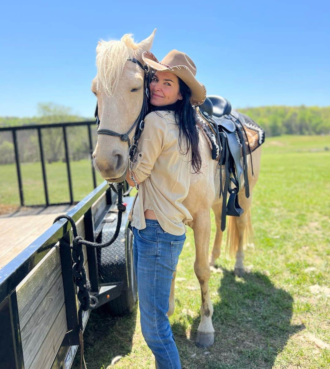 アンジー・ハーモンのインスタグラム：「Cash Wednesday! ❤️🐴🧲  #blessed #grateful #gonecountry」