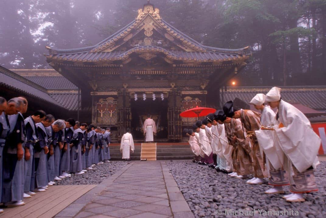 Michael Yamashitaさんのインスタグラム写真 - (Michael YamashitaInstagram)「The Nikko Grand Spring Festival takes place each year at this time. It starts with Shinto rituals, a parade of priests followed by Omikoshi or portable shrines taking you back to the age of samurai.The festival held in spring and fall, honors the spirit of Ieyasu Tokugawa, the last of the Shoguns of feudal Japan.  #Nikko #toshogushrine #shogun #samurai #Japananesefestivals #yamashitaphoto @thephotosociety」5月18日 1時29分 - yamashitaphoto