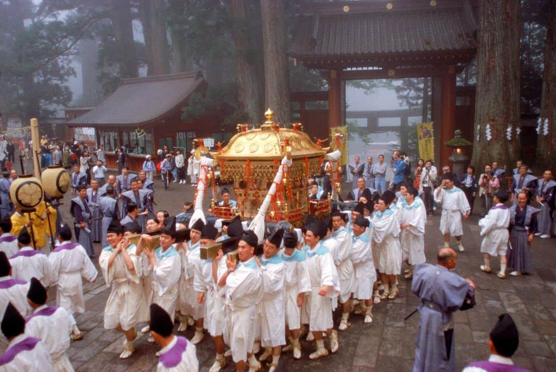 Michael Yamashitaさんのインスタグラム写真 - (Michael YamashitaInstagram)「The Nikko Grand Spring Festival takes place each year at this time. It starts with Shinto rituals, a parade of priests followed by Omikoshi or portable shrines taking you back to the age of samurai.The festival held in spring and fall, honors the spirit of Ieyasu Tokugawa, the last of the Shoguns of feudal Japan.  #Nikko #toshogushrine #shogun #samurai #Japananesefestivals #yamashitaphoto @thephotosociety」5月18日 1時29分 - yamashitaphoto