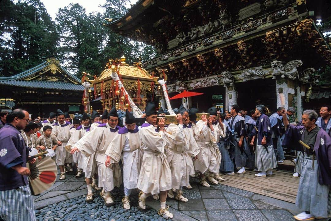 Michael Yamashitaさんのインスタグラム写真 - (Michael YamashitaInstagram)「The Nikko Grand Spring Festival takes place each year at this time. It starts with Shinto rituals, a parade of priests followed by Omikoshi or portable shrines taking you back to the age of samurai.The festival held in spring and fall, honors the spirit of Ieyasu Tokugawa, the last of the Shoguns of feudal Japan.  #Nikko #toshogushrine #shogun #samurai #Japananesefestivals #yamashitaphoto @thephotosociety」5月18日 1時29分 - yamashitaphoto