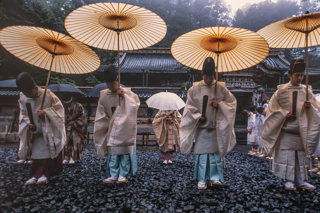 Michael Yamashitaさんのインスタグラム写真 - (Michael YamashitaInstagram)「The Nikko Grand Spring Festival takes place each year at this time. It starts with Shinto rituals, a parade of priests followed by Omikoshi or portable shrines taking you back to the age of samurai.The festival held in spring and fall, honors the spirit of Ieyasu Tokugawa, the last of the Shoguns of feudal Japan.  #Nikko #toshogushrine #shogun #samurai #Japananesefestivals #yamashitaphoto @thephotosociety」5月18日 1時29分 - yamashitaphoto