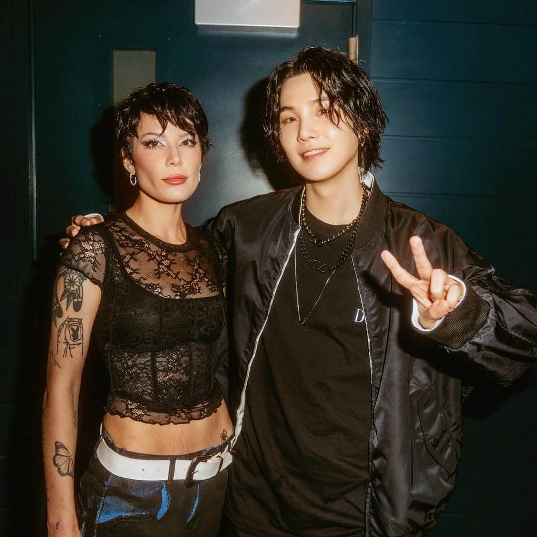 Halseyのインスタグラム：「Guested at the forum the other night with @agustd and we performed “suga’s interlude” for the first time ever live! I’ve shared a stage with my friend many times, but never alone and never like this. When the song ended all we could do was laugh because it was just a feeling of “woah that just happened?!” after knowing each other for 7 years. I call Suga ‘twin’ for a lot of reasons. We have the same smile, we have a lot of shared interests, sometimes we even have the same haircut. But I mostly say it because we seem strangely (and sometimes wordlessly) connected on a creative wavelength. Watching him perform his solo concert was an incredible experience. He is a true artist, which I’ve always known. But seeing the energy, versatility, creativity, and courageous darkness of the show blew me away. Moments like these remind me why we are so fortunate to have this way of expressing ourselves. I am so grateful! Thanks to twin for having me and thank you ARMY for, as always, singing your hearts out and making me feel right at home.」