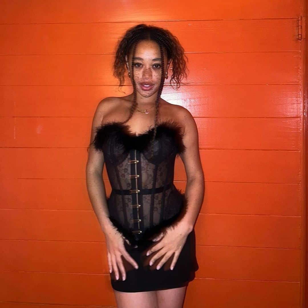 Agent Provocateurさんのインスタグラム写真 - (Agent ProvocateurInstagram)「Love At First Sight  The stunning @Salemmitchell styles the perfect party look in the Perle corset.  Provocation isn't just for the bedroom. The Perle corset takes you beyond the boudoir with dainty lace and marabou trim for a bold dancefloor statement.  Tap to explore Perle.  #KnickersForever #AgentProvocateur」5月18日 1時41分 - agentprovocateur