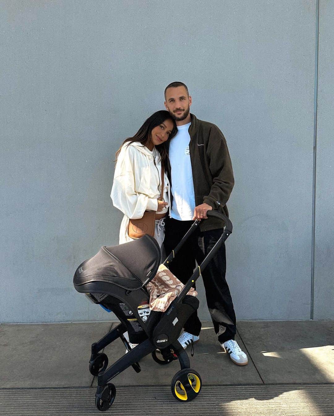 ジュリー・サリニャーナのインスタグラム：「Now vs Then. 🥹🥰❤️👶🏽🫶🏽 1. Right out of the hospital as family of 3  2.The selfie photo is the day before Matisse arrived- our last selfie as two!  #newparents」