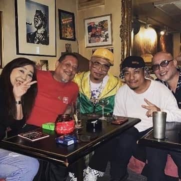 HI-Dのインスタグラム：「川畑さん.... 感謝してもしきれません。 メジャーデビューが決まる少し前、ほとんどの大人達が僕の存在を知らない時から「あなたとっても良いんだから、がんばりなさい」と背中を押して、励ましてくださいました。 諸先輩方からは 「川畑さん、あんまり褒めないんだからがんばりなよ」なんて言っていただきました。川畑さんのおかげです。  メジャーデビューが決まってから挨拶に行った時は優しい笑顔で 「良かったね。がんばってね」って。 素敵な笑顔の川畑さん ブラックミュージックを愛し、探求し、体現されてこられた川畑さん。 沢山沢山ありがとうございました。  心よりご冥福をお祈りいたします。」
