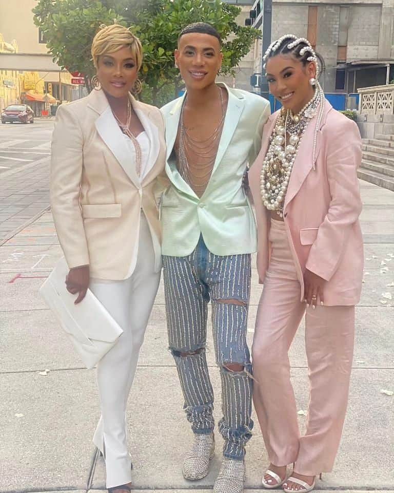 ヴィヴィカ・A・フォックスさんのインスタグラム写真 - (ヴィヴィカ・A・フォックスInstagram)「Hey there dawlings! It's #HUMPDAY last weekend was in FAB Miami working on #SecretSociety3 Thats right we're BAACK! Had  a BLAST working w @reynalove305 @its.ablasian @bobbylytes @eddiesotoofficial & more! Directed by @jamalhill_ Exec Produced by @miashaofficial @rich_coleman COMING SOON! #LifeIsGood #GodIsGood #Blessed #Respect #GurlPower #VivicaFoxHair #TeamVivica #TeamFox #MyGrindDontStop #BossMoves #LoveWins #Actress #ClassicBadChicks 🔥👸🏽🎬🤑🔥」5月18日 1時43分 - msvfox