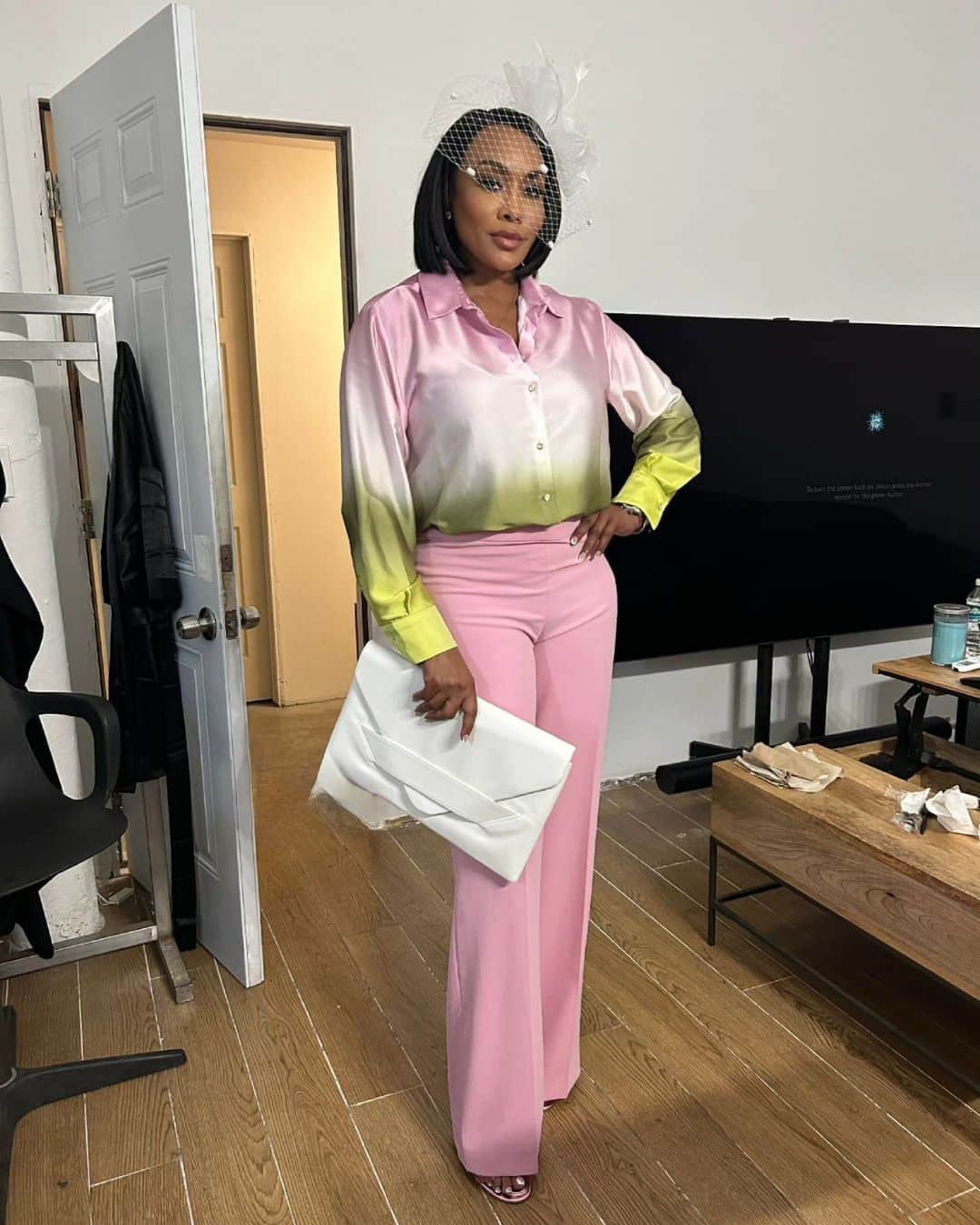 ヴィヴィカ・A・フォックスさんのインスタグラム写真 - (ヴィヴィカ・A・フォックスInstagram)「Hey there dawlings! It's #HUMPDAY last weekend was in FAB Miami working on #SecretSociety3 Thats right we're BAACK! Had  a BLAST working w @reynalove305 @its.ablasian @bobbylytes @eddiesotoofficial & more! Directed by @jamalhill_ Exec Produced by @miashaofficial @rich_coleman COMING SOON! #LifeIsGood #GodIsGood #Blessed #Respect #GurlPower #VivicaFoxHair #TeamVivica #TeamFox #MyGrindDontStop #BossMoves #LoveWins #Actress #ClassicBadChicks 🔥👸🏽🎬🤑🔥」5月18日 1時43分 - msvfox