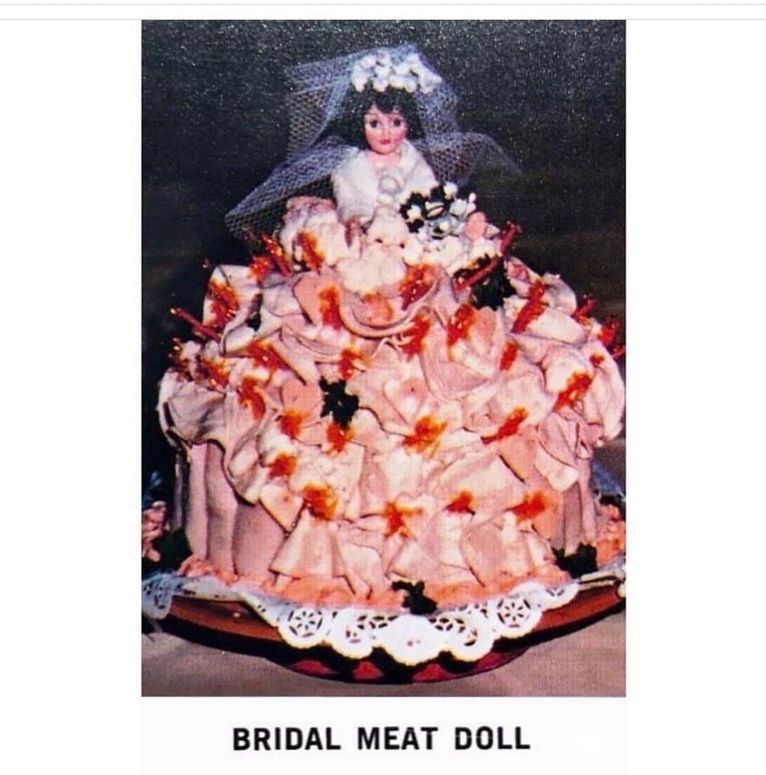 エイミー・セダリスさんのインスタグラム写真 - (エイミー・セダリスInstagram)「#wednesdee I do !! @cursedcookbooks ・・・ It’s been over a year since I posted the Queen. All hail the Bridal Meat Doll! Taken from How to Create Incredible Edibles by Florrie Paul.」5月18日 1時44分 - amysedaris