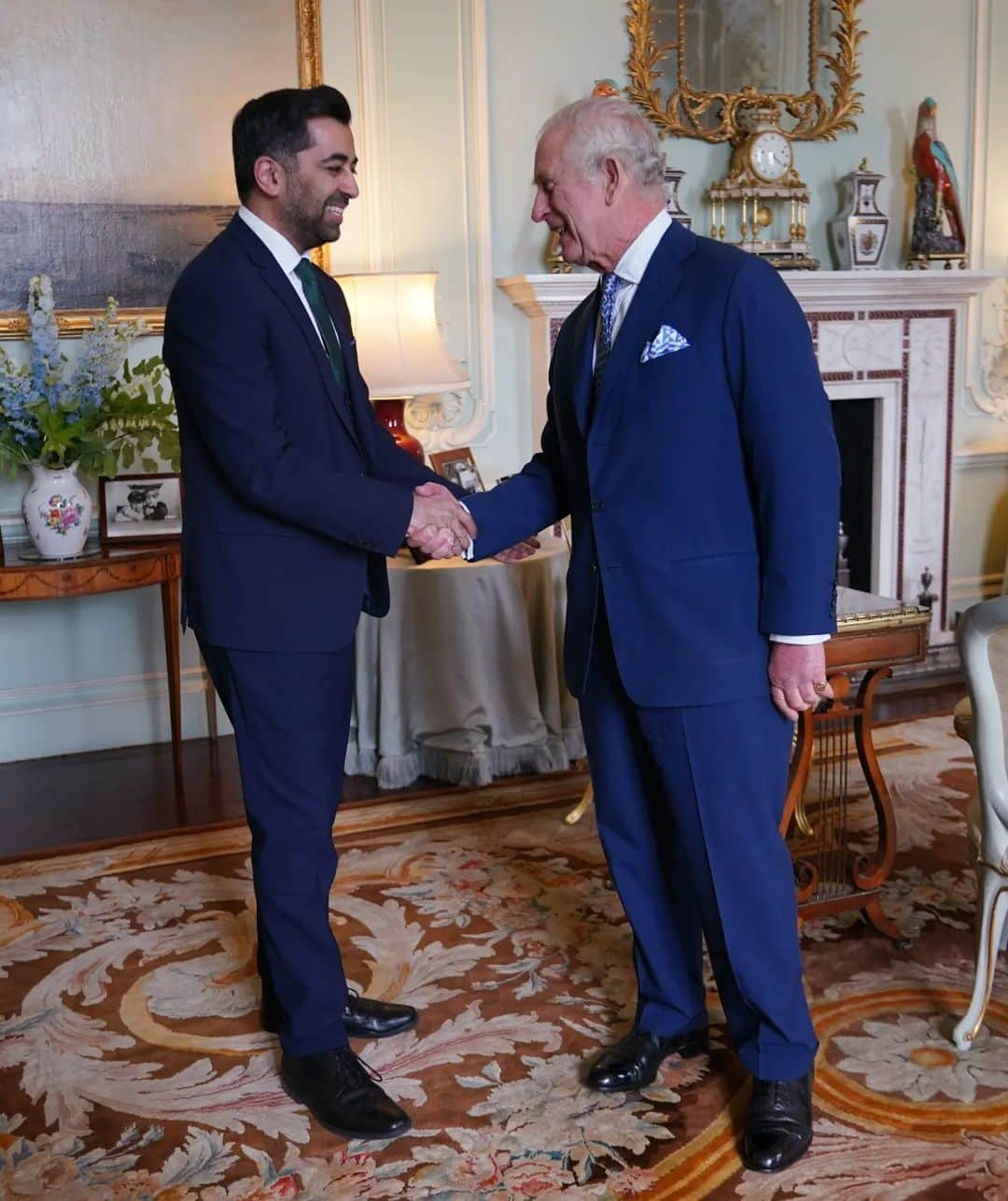 ロイヤル・ファミリーのインスタグラム：「This afternoon at Buckingham Palace, the Rt. Hon. Humza Yousaf MSP (First Minister of the Scottish Government) was received in audience by The King.」