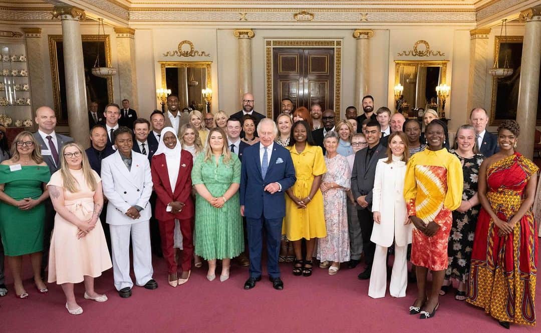 ロイヤル・ファミリーのインスタグラム：「Today, our Prince’s Trust Award winners attended a very special reception with our President and Founder, His Majesty The King, at Buckingham Palace.   Joined by some of our Celebrity Ambassadors, and award hosts, @antanddec, 14 young people celebrated the phenomenal achievements that led them to become #PrinceTrustAwards winners. 🏆   We couldn’t be prouder of all they have achieved. 👏」
